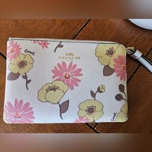 Coach Corner Zip Wristlet With Floral Cluster Print Gold/Chalk Multi NWT
